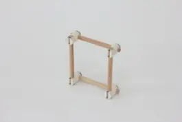 Construct Link: quadratischer Rahmen aus Rundstäben und Spielsteinen