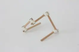 Construct Link: offene Figur aus Rundstäben und Spielsteinen