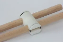 Construct Link: Spielstein verbindet zwei Holzstäbe, Nahaufnahme