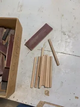 Construct Link: Rundstäbe und Holzleisten in einer Kiste