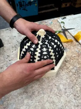 FibraForm: Arbeit an der Ornamentik der Hutform
