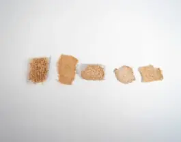FibraForm: fünf Materialproben aus Stroh und Zellstoff