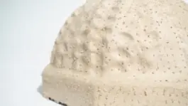 FibraForm: Hut aus Zellstoff-Pulp, Nahaufnahme der Oberfläche