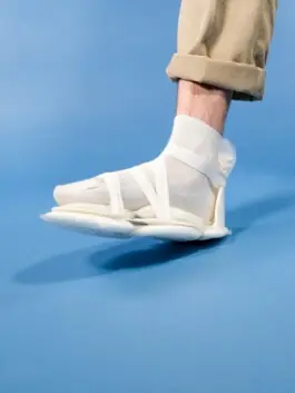 FormStep: Fuß in der weißen Sandale beim Schritt