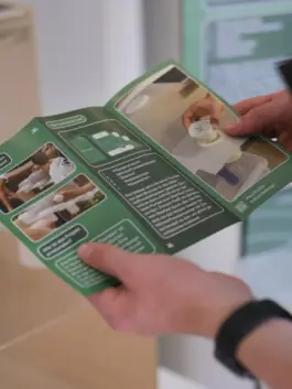 Future Fountain: aufgeklappter Flyer in der Hand