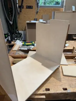 Future Fountain: Unterbau aus Holz in der Werkstatt