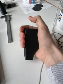 MediGo: frühes Handmodell in der Hand