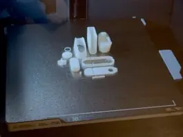 MediGo: 3D-gedruckte Bauteile auf der Druckplatte