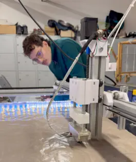 Paul Knöfel an einer Maschine in der Werkstatt